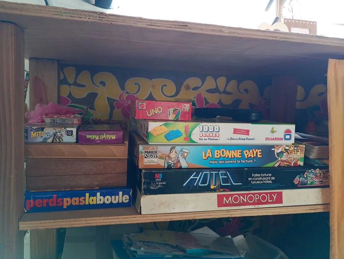 Shelf full of board games: Monopoly, Hôtel, La Bonne Paye